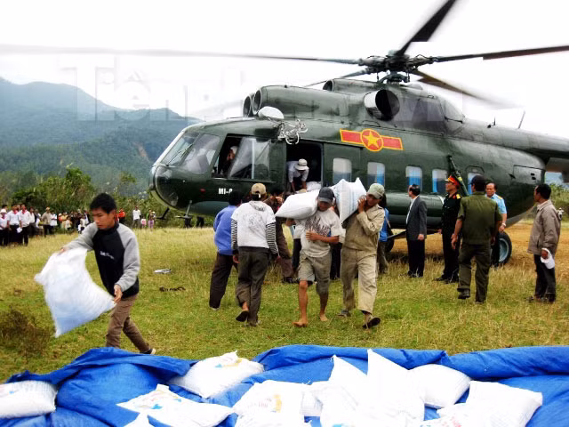 Bay cứu trợ đồng bào vùng lũ Canh Liên (Bình Định)