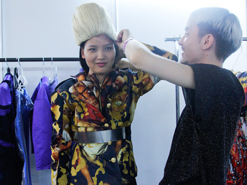 Cô được thử nhiều bộ tóc giả khác nhau