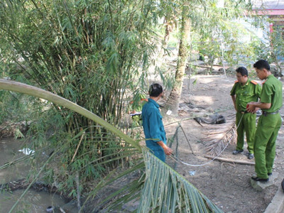 Công an khám nghiệm hiện trường. Ảnh: Quốc Huy