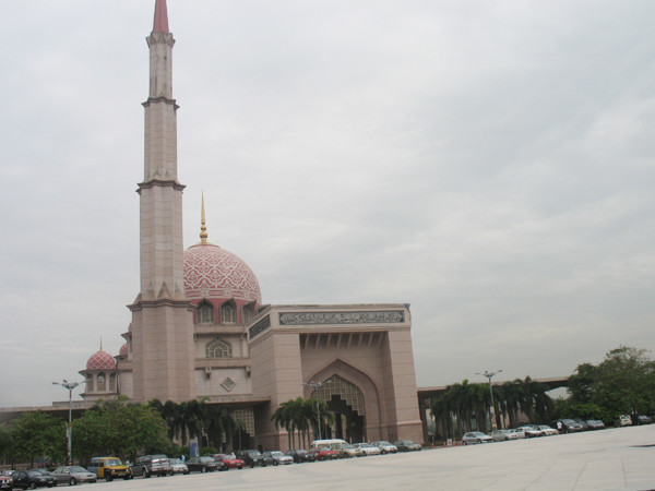Thăm đền thờ Putra nằm giữa thành phố Putrajaia (Malaysia), du khách ngỡ như lạc vào cõi thần tiên trong “Ngàn lẻ một đêm” Ảnh: Phong Cầm