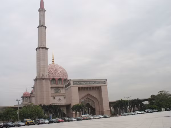 Thăm đền thờ Putra nằm giữa thành phố Putrajaia (Malaysia), du khách ngỡ như lạc vào cõi thần tiên trong “Ngàn lẻ một đêm”. Ảnh: Phong Cầm. Thăm đền thờ Putra nằm giữa thành phố Putrajaia (Malaysia), du khách ngỡ như lạc vào cõi thần tiên trong “Ngàn lẻ một đêm” Ảnh: Phong Cầm