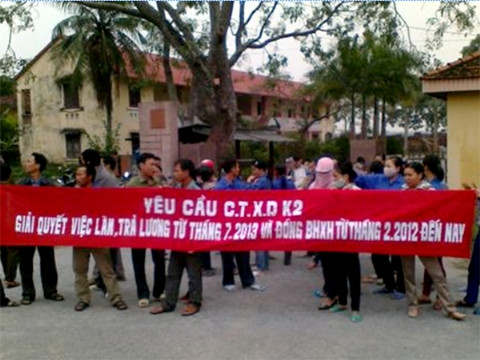 Công nhân Cty CP Xây dựng Hancorp 2 căng biểu ngữ đòi quyền lợi. Công nhân Cty CP Xây dựng Hancorp 2 căng biểu ngữ đòi quyền lợi.