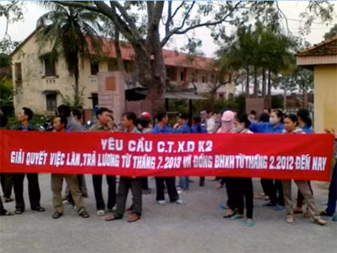 Công nhân Cty CP Xây dựng Hancorp 2 căng biểu ngữ đòi quyền lợi.