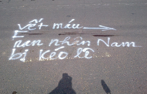 Ông Nhơn bị tông văng lên capô rồi rơi xuống đường