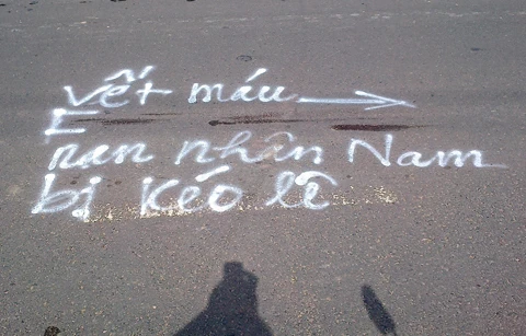 Ông Nhơn bị tông văng lên capô rồi rơi xuống đường