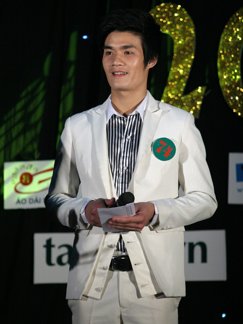 Bùi Ngọc Ban đợi câu hỏi từ phía BGK