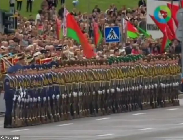 Lực lượng quân đội Belarus đứng xếp hàng, tay cầm súng và biểu diễn theo hiệu ứng Domino