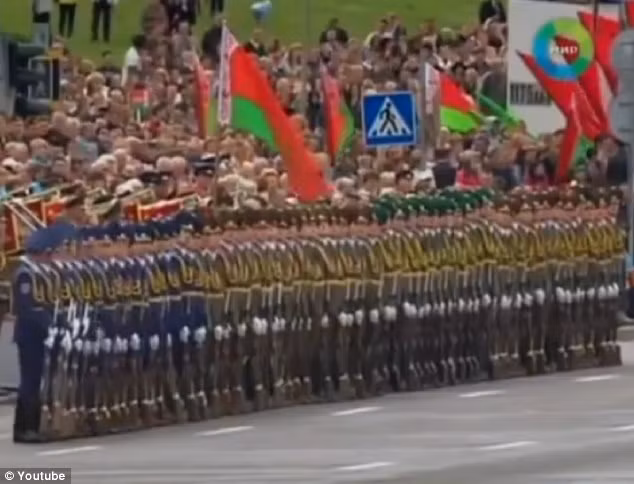 Lực lượng quân đội Belarus đứng xếp hàng, tay cầm súng và biểu diễn theo hiệu ứng Domino