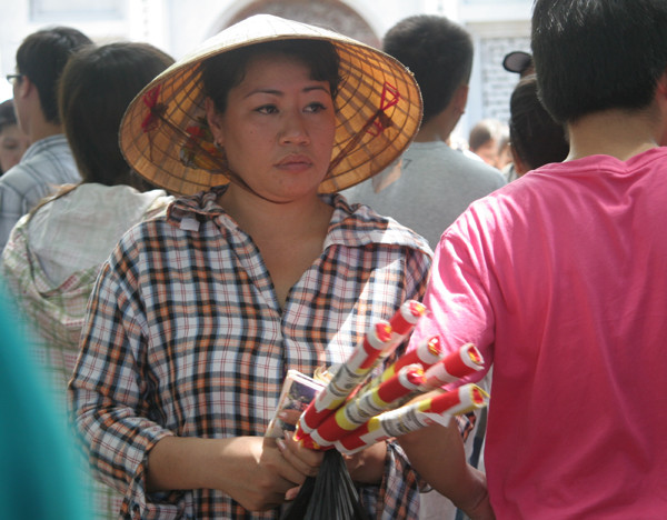 Kết hợp bán vàng hương và vé vào Văn Miếu. Kết hợp bán vàng hương và vé vào Văn Miếu