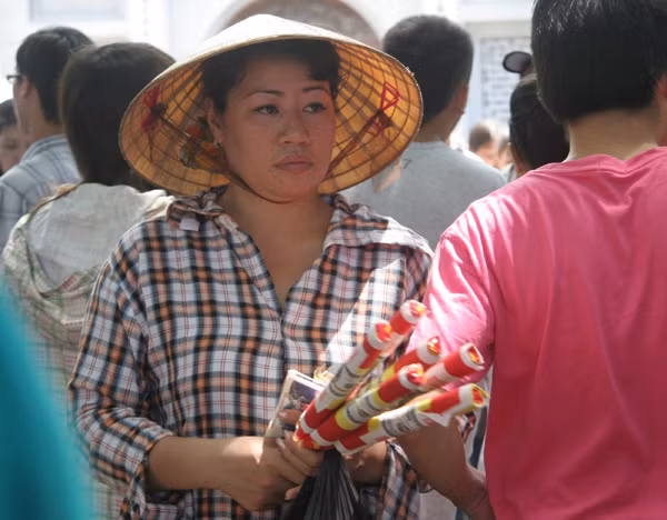 Kết hợp bán vàng hương và vé vào Văn Miếu