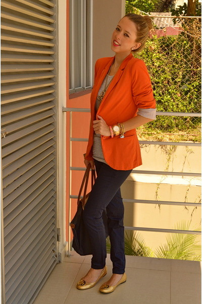 Áo sơ mi kẻ đang là xu hướng được nhiều bạn gái yêu thích. Set đồ jean kết hợp với sơ mi kẻ là lựa chọn hoàn hảo cho những cô nàng năng động. Mix quần jeans với áo sơ mi họa tiết vừa giúp bạn giữ được vẻ ngọt ngào, duyên dáng những cũng rất khỏe khoắn và năng động.