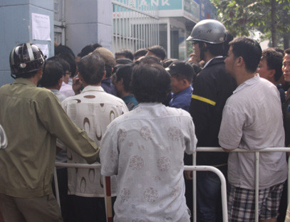 Đây là chiêu của dân phe, giúp họ có thể mua vé được nhiều lần trong ngày: Người đàn ông (giữa) không xếp hàng...