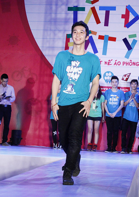 Các thành viên St.319 thể hiện độ sành điệu khi kết hợp áo phông với quần jean, legging, soóc... 