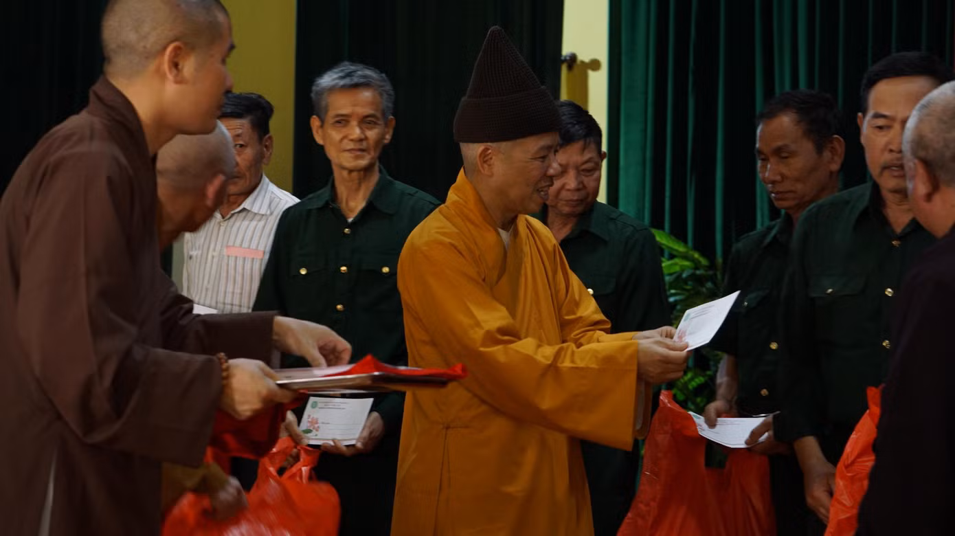 Trao 180 suất quà, bốn nhà đại đoàn kết trước thềm Vesak 2019 ảnh 1