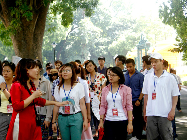 Các thanh niên kiều bào được hướng dẫn viên giới thiệu về khu di tích Phủ Chủ tịch