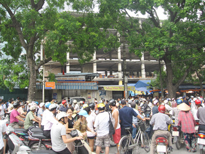 Người dân dừng lại xem khiến khu vực ngã tư bị tắc đường gần một giờ liền. Người dân dừng lại xem khiến khu vực ngã tư bị tắc đường gần một giờ liền