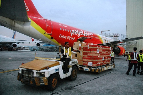 Tổng số hàng hóa lần này là 8 tấn. Cộng với 5 tấn trong chuyến bay ngày 18/11, tổng số hàng được viên trợ qua đường hàng không từ Việt Nam đến Philippines là 12 tấn