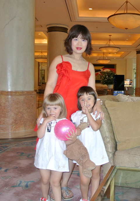 Thư và các con trong chuyến về thăm việt Nam