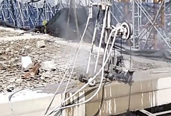 “Cận cảnh” máy cắt dây kim cương xẻ dầm, cột nhà 8B Lê Trực ảnh 4