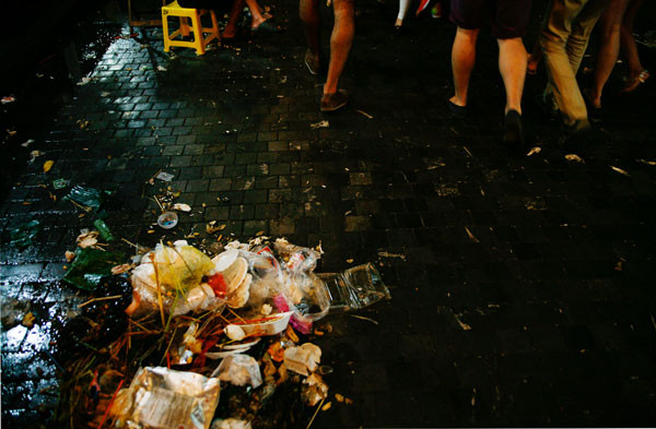 Quanh Hồ Gươm ngập rác sau 3 ngày thí điểm phố đi bộ ảnh 5