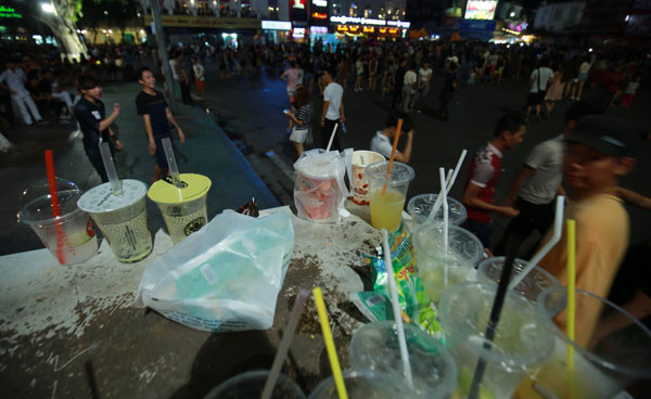 Quanh Hồ Gươm ngập rác sau 3 ngày thí điểm phố đi bộ ảnh 2