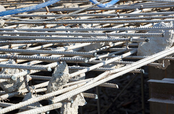 “Cận cảnh” máy cắt dây kim cương xẻ dầm, cột nhà 8B Lê Trực ảnh 3