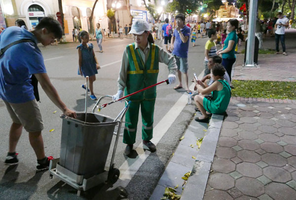 Quanh Hồ Gươm ngập rác sau 3 ngày thí điểm phố đi bộ ảnh 6