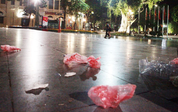 Quanh Hồ Gươm ngập rác sau 3 ngày thí điểm phố đi bộ ảnh 3