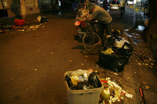 Quanh Hồ Gươm ngập rác sau 3 ngày thí điểm phố đi bộ ảnh 4