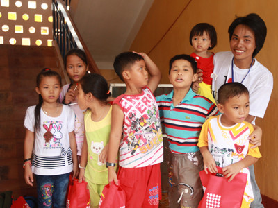 Phóng viên Tiền Phong trao quà trên đảo Sinh Tồn. Ảnh: Nguyễn Khánh. Phóng viên Tiền Phong trao quà trên đảo Sinh Tồn. Ảnh: Nguyễn Khánh