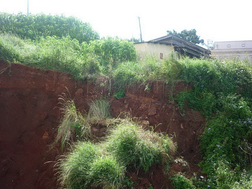 Hiện gần chục gia đình tại khu vực này rất lo lắng vì sạt lở đất đang tiến sát vào nhà - Ảnh: Tây Nguyên. Hiện gần chục gia đình tại khu vực này rất lo lắng vì sạt lở đất đang tiến sát vào nhà - Ảnh: Tây Nguyên