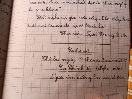 Nét chữ xinh xắn, tròn trịa của em Hoài, bị tật khiếm thính.
