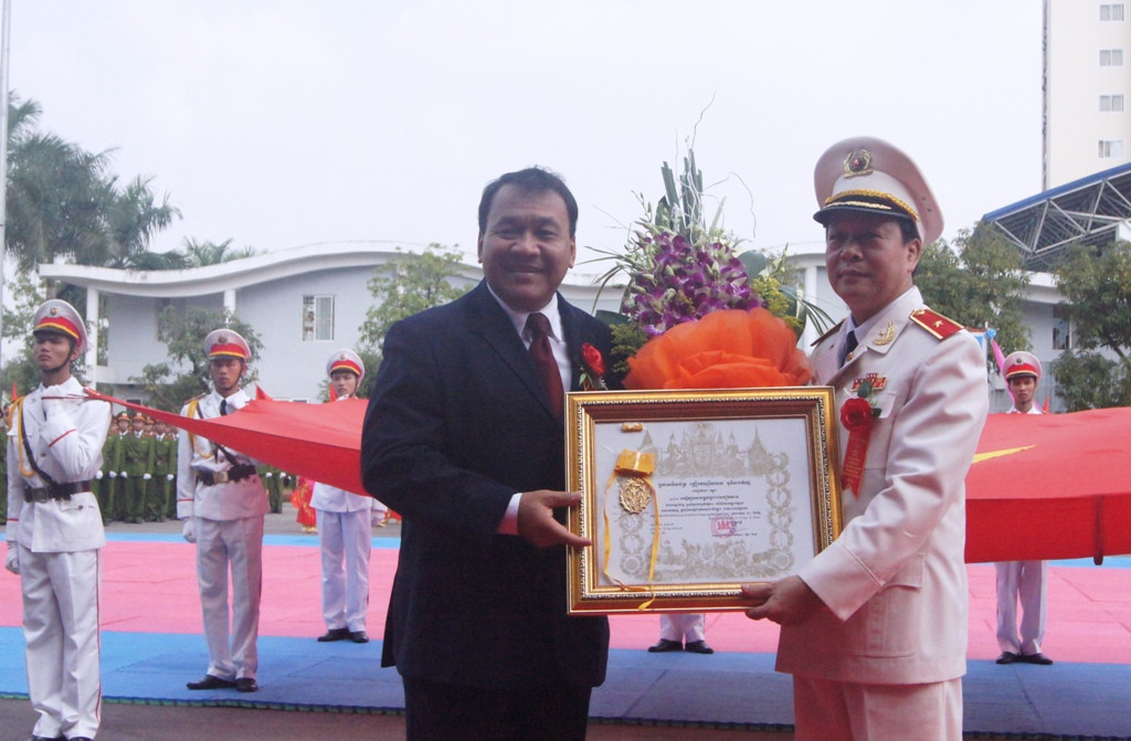 Đại diện Đại sứ quán Campuchia trao tặng Huân chương Hữu nghị của Vương quốc Campuchia cho Học viện tại lễ khai giảng