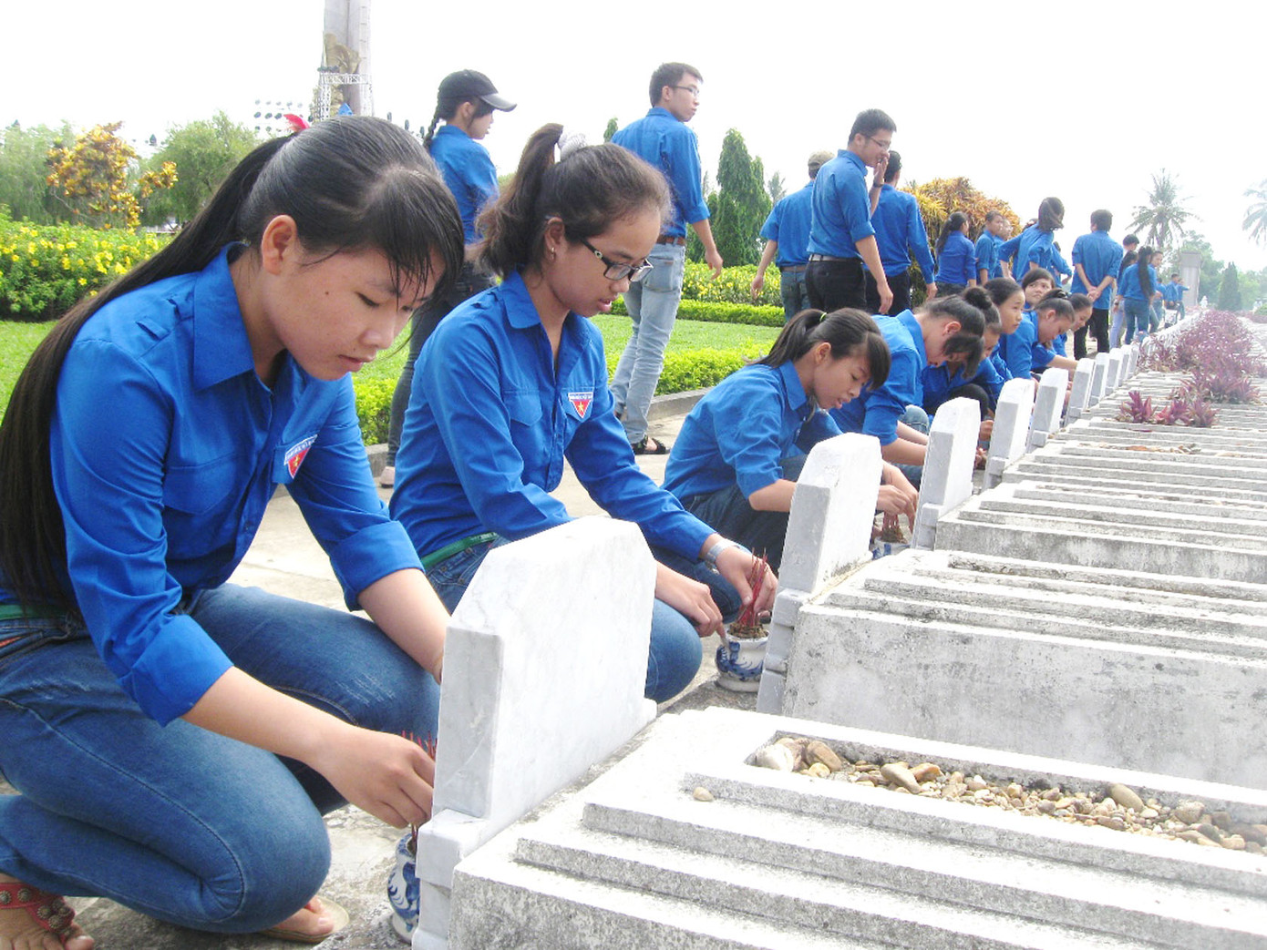 ĐVTN làm đẹp tại nghĩa trang