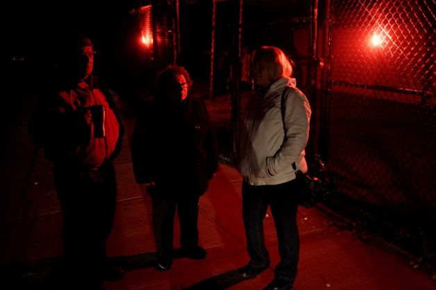 Các cử tri gặp nhau trước khi đi vào điểm bỏ phiếu tại New York