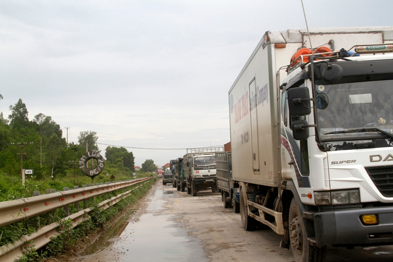 Tình tạng ùn tắc kéo dài hang kilomet