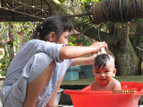 Bo được chị Yến - một cô bé tuổi teen đang sống tại chùa giúp việc cho các sư cô - tắm