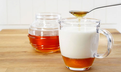Pha 2 muỗng cà phê mật ong trong 250 ml lít sữa tươi hâm nóng rồi uống từng ngụm thật chậm, dùng nhiều lần trong ngày chữa khàn giọng rất hiệu quả