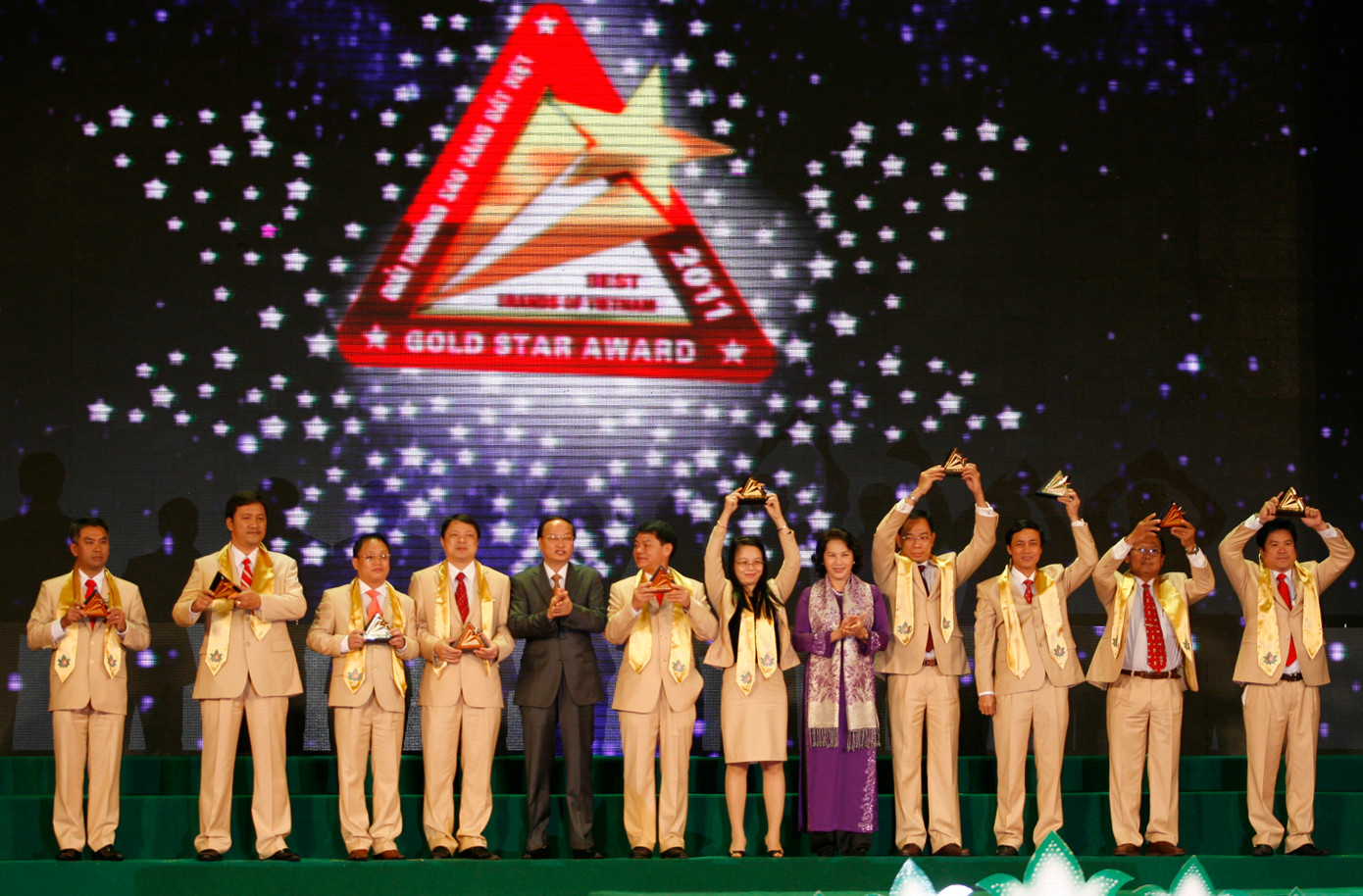 Ông Tô Huy Rứa và bà Nguyễn Thị Kim Ngân cùng Top 10 doanh nghiệp tiêu biểu Sao Vàng Đất Việt. Ảnh: Xuân Phú