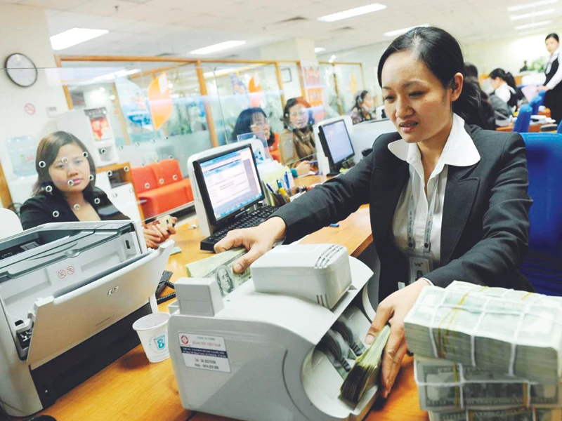 Ngân hàng là một trong những lĩnh vực bị cấm đầu tư đối với DNNN. Ảnh: Hồng Vĩnh