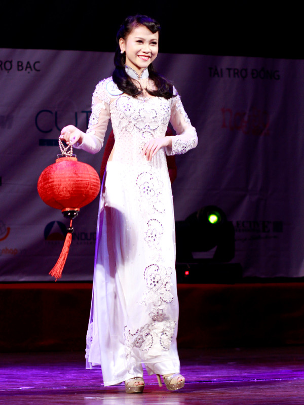 Tiếp đến là phần thi trình diễn áo dài. Tùy theo chiếc áo dài, các thí sinh đã có những phụ kiện biểu diễn khác nhau như chiếc đèn lồng, nón lá... Giải trình diễn áo dài thuộc về thí sinh Nguyễn Mai Ly