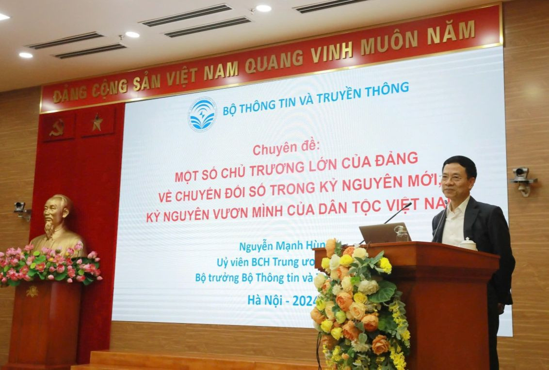 Bộ trưởng Bộ TT&TT Nguyễn Mạnh Hùng trao đổi tại hội nghị. Bộ trưởng Bộ TT&TT Nguyễn Mạnh Hùng trao đổi tại hội nghị.