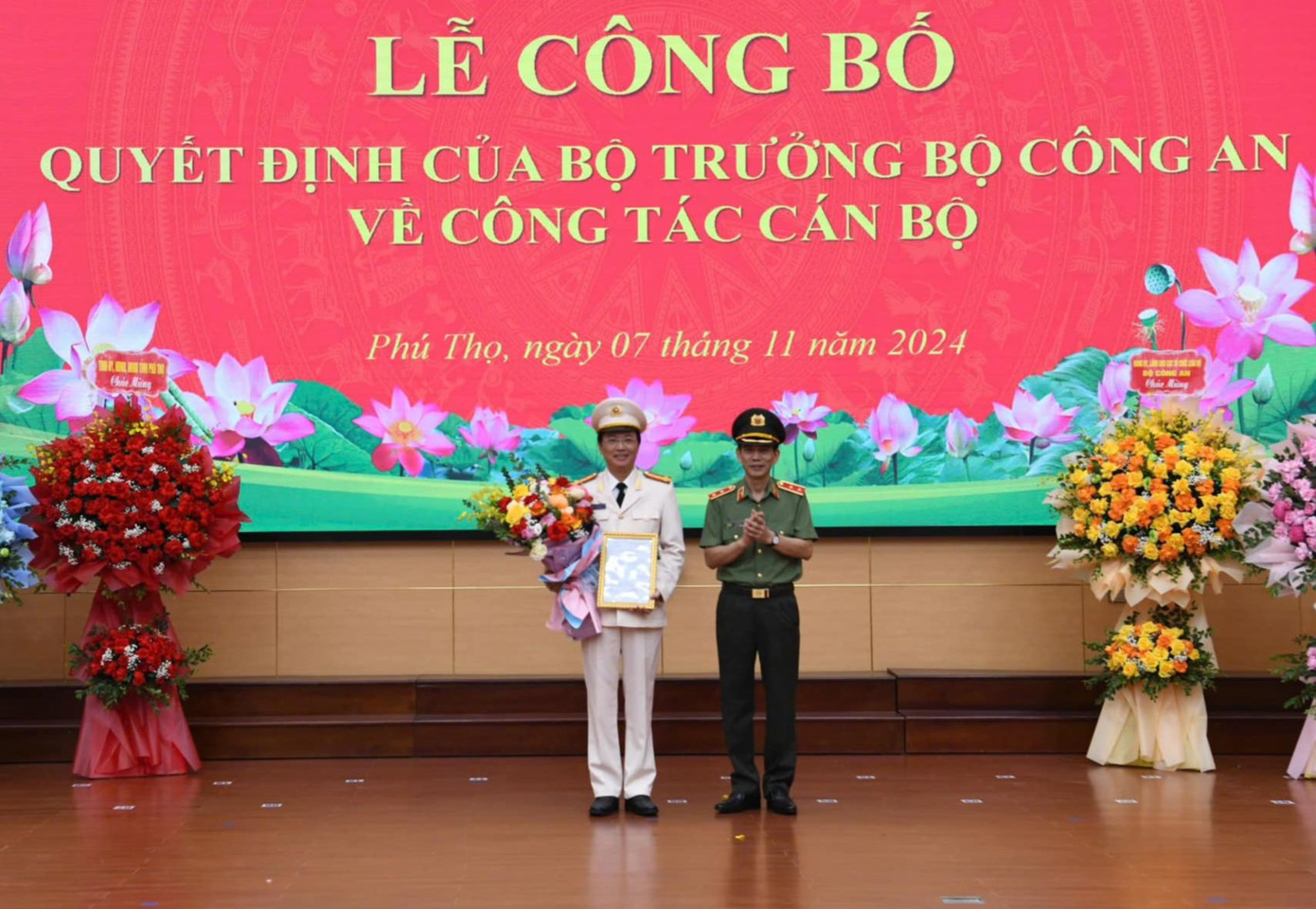 Trung tướng Hoàng Đức Lừng trao quyết định và tặng hoa chúc mừng Đại tá Nguyễn Quốc Vương, Phó Giám đốc Công an tỉnh Phú Thọ. Trung tướng Hoàng Đức Lừng trao quyết định và tặng hoa chúc mừng Đại tá Nguyễn Quốc Vương, Phó Giám đốc Công an tỉnh Phú Thọ.