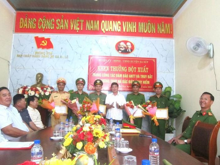 Khen thưởng cho các tập thể, cá nhân tham gia truy bắt 3 đối tượng truy nã đặc biệt.