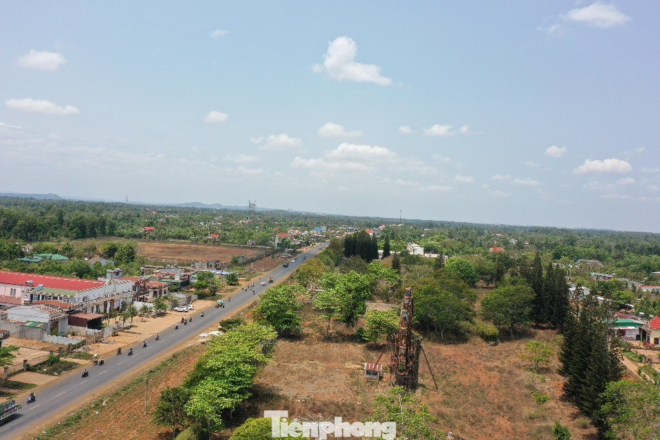 Công viên này có vị trí đắc địa tại Km16 quốc lộ 26, thuộc địa phận xã Hoà Đông, huyện Krông Pắc, tỉnh Đắk Lắk, cách trung tâm thành phố Buôn Ma Thuột khoảng 16km về hướng đông bắc.