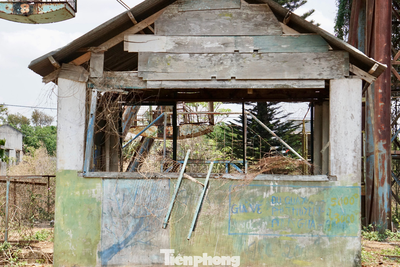 Nhà bán vé vòng đu quay hư hỏng hoàn toàn.