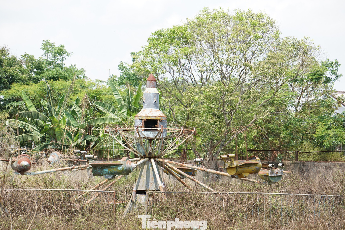 Anh Trương Khởi (SN 1993, huyện Krông Pắc) cho biết, gần 20 năm nay, công viên Thắng Lợi bỏ hoang. Trước kia, vào ngày nghỉ, ngày lễ và các buổi chiều hằng ngày, rất đông trẻ em đến đây vui chơi. Thế nhưng, sau đó, công viên này xuống cấp trầm trọng, các thiết bị hư hỏng nằm ngổn ngang, rêu phong, cỏ dại mọc đầy.