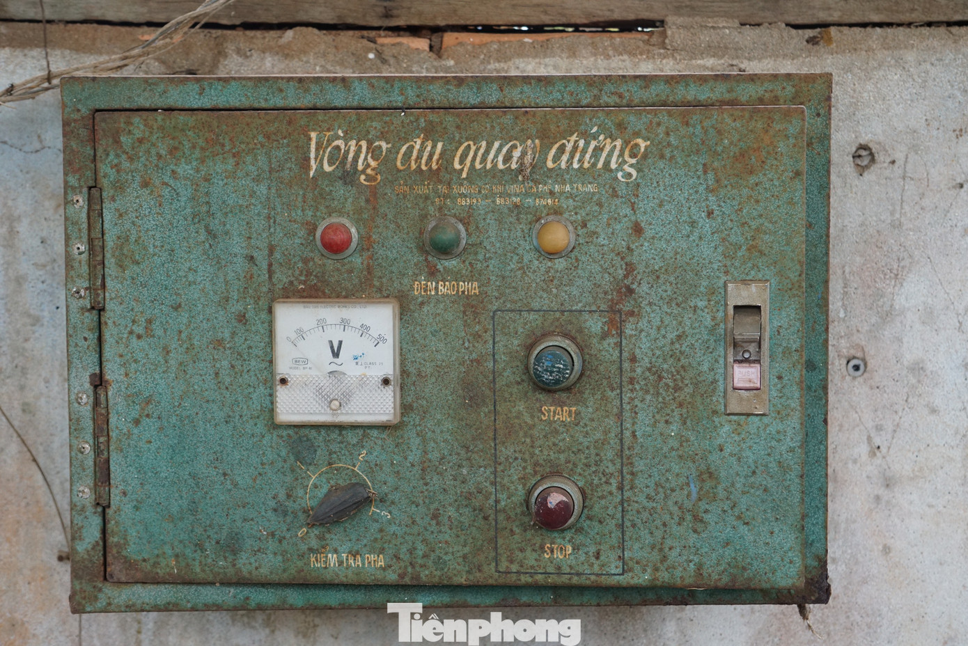 Hệ thống điện vòng đu quay bị hoen gỉ, tháo hết vật liệu.