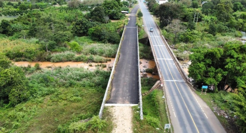 Cầu cũ, cầu mới tồn tại song song. Ảnh: Khả Hưng