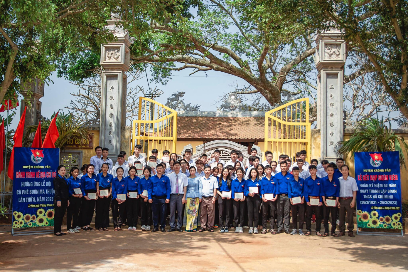 Trước đó, Đoàn thanh niên huyện Krông Pắc tổ chức kết nạp đoàn cho nhiều bạn đoàn viên mới năm 2023 tại miếu thờ CADA.